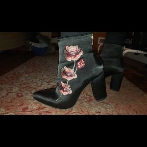 Guilty source rose printed high heels.